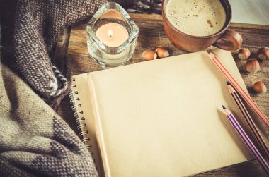 Gün evde kahve ve boş defter.