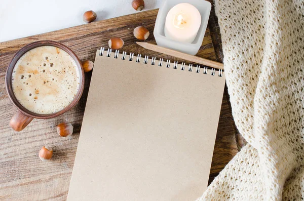 Defter kağıt, ekose, mum ve kahve Kupası