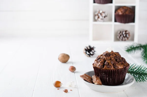 Muffin czekolady na białym tle drewniane. — Zdjęcie stockowe