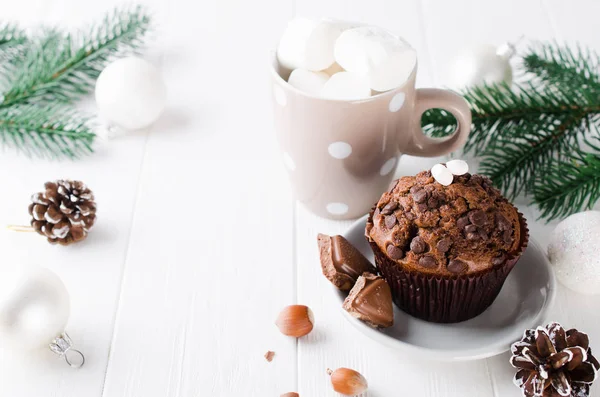 Boże Narodzenie czekolada muffin na biały drewniany stół. — Zdjęcie stockowe