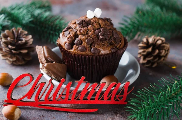 Muffin czekolady i napis Wesołych Świąt. — Zdjęcie stockowe