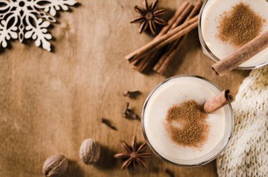 Noel arifesi için ev yapımı yumurta likörü kokteyl.