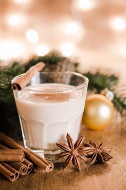 Noel arifesi için geleneksel yumurta likörü kokteyl.