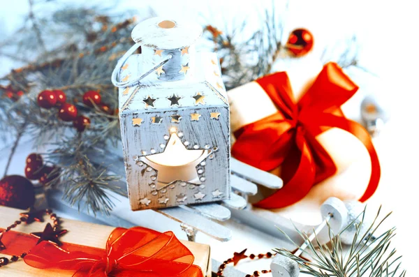 Vánoční Zátiší s lucernou a dekorace — Stock fotografie