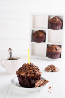 Çikolatalı kek veya capkakes ve siyah kahve