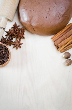 Noel kurabiyeleri. Zencefilli kurabiye hamuru ile baharat.