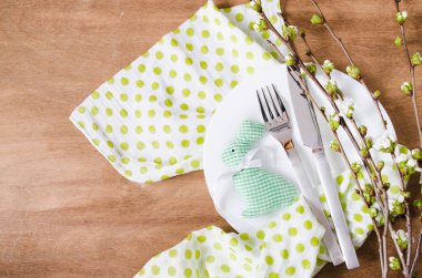 Paskalya sofra bahar çiçekleri ile.