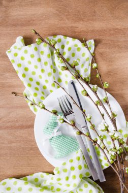 Paskalya sofra bahar çiçekleri ile.