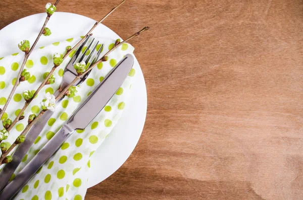 Frühling festliche Tischdekoration mit Besteck. — Stockfoto