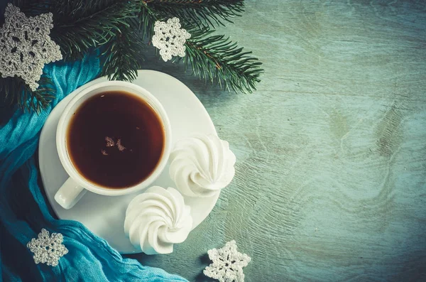 Délicieux biscuits meringues et tasse de thé chaud . — Photo