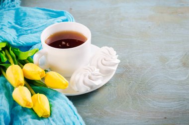 Lezzetli beze Çerezler ve sıcak çay.