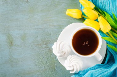 Lezzetli beze Çerezler ve sıcak çay.