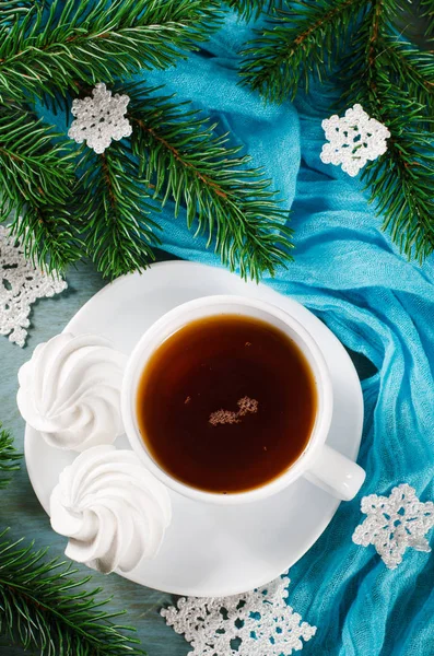 Köstliche Baiser-Kekse und eine Tasse heißen Tee. — Stockfoto