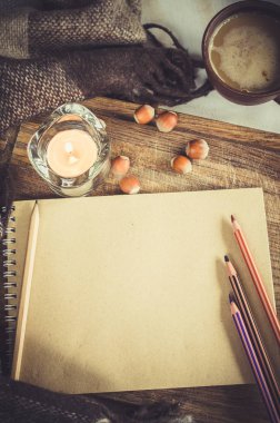 Defter kağıt, ekose, mum ve kahve Kupası