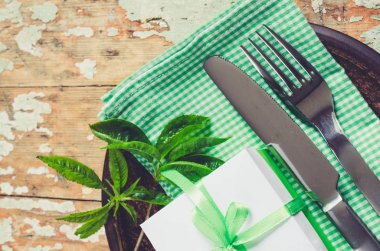 Rustik tarzda bahar şenlikli sofra.