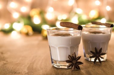 Noel arifesi için geleneksel yumurta likörü kokteyl.
