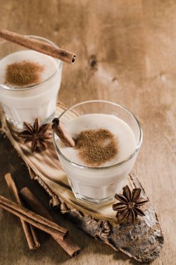 Noel arifesi için geleneksel yumurta likörü kokteyl.