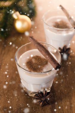 Noel arifesi için ev yapımı yumurta likörü kokteyl.