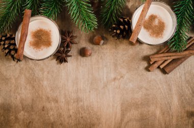 Noel arifesi için geleneksel yumurta likörü kokteyl.