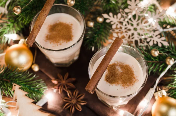 Traditioneller Eierlikör-Cocktail für Heiligabend. — Stockfoto