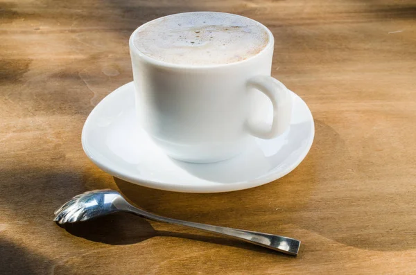 Cappuccino ou café latte en tasse blanche . — Photo