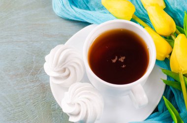 Lezzetli beze Çerezler ve sıcak çay.