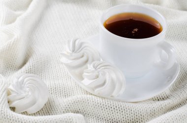 Lezzetli beze Çerezler ve sıcak çay.