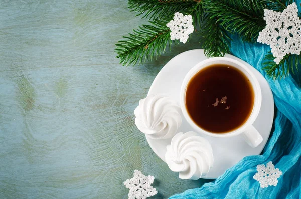 Délicieux biscuits meringues et tasse de thé chaud . — Photo