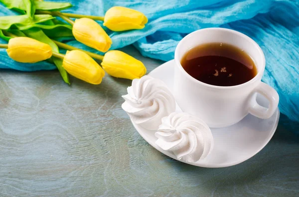 Lezzetli beze Çerezler ve sıcak çay.