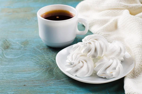 Lezzetli beze Çerezler ve sıcak çay.