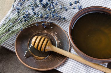 Organik bal ve lavanta çiçekleri.