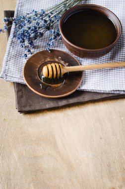 Organik bal ve lavanta çiçekleri.