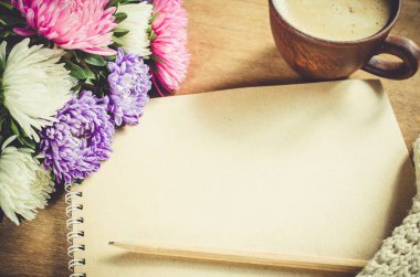 Boş kahverengi defter ile sonbahar çiçekler.