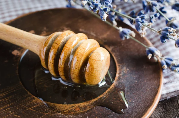 Organik bal ve lavanta çiçekleri.