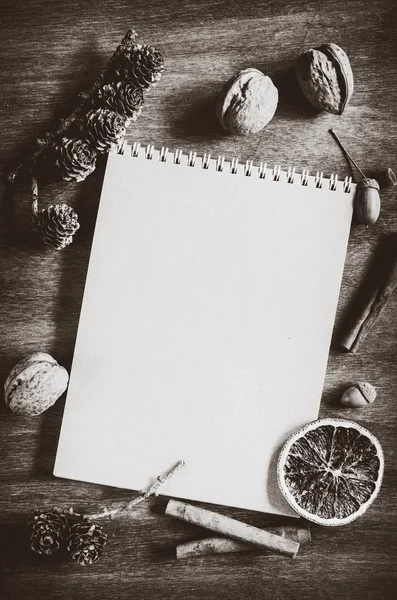 Colocación plana de cuaderno marrón en blanco sobre mesa de madera . — Foto de Stock