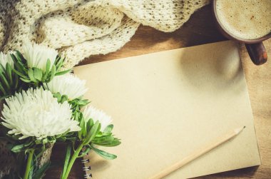 Boş kahverengi defter ile sonbahar çiçekler.