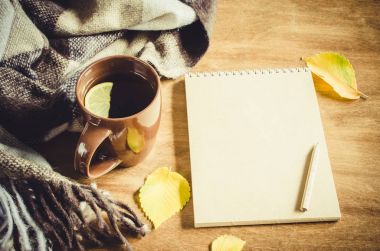 Bir fincan çay ve kroki için boş defter.