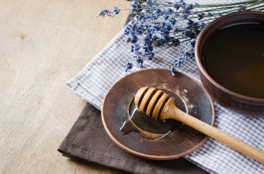 Organik bal ve lavanta çiçekleri.