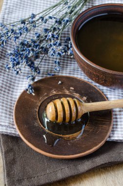 Organik bal ve ahşap masaya lavanta çiçek.