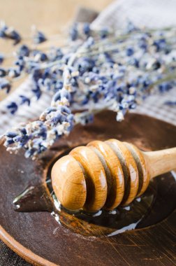 Organik bal ve ahşap masa üzerinde lavanta.