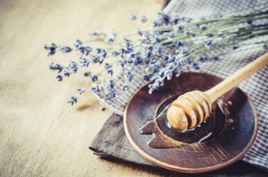 Ahşap masada organik bal.