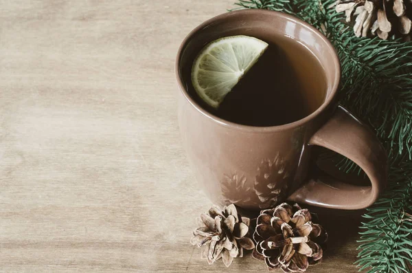 Une tasse de thé chaud au citron sur une table rustique . — Photo