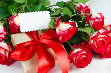 Boş tebrik kartı, kırmızı gül ve hediye kutusu