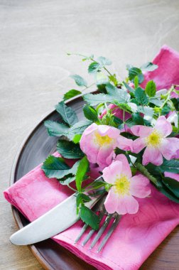 Pembe çiçekli Festival Tablo ayarı.