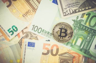 Euro banknot üzerinde altın Bitcoin.