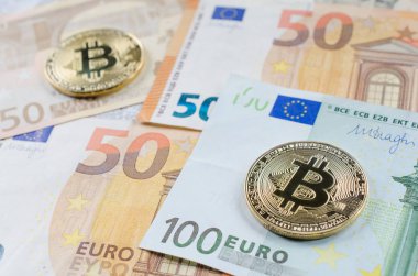 Euro banknot üzerinde iki altın bitcoins.