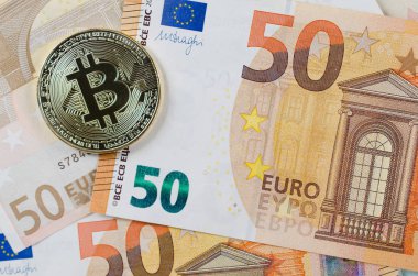 Euro banknot üzerinde altın Bitcoin.