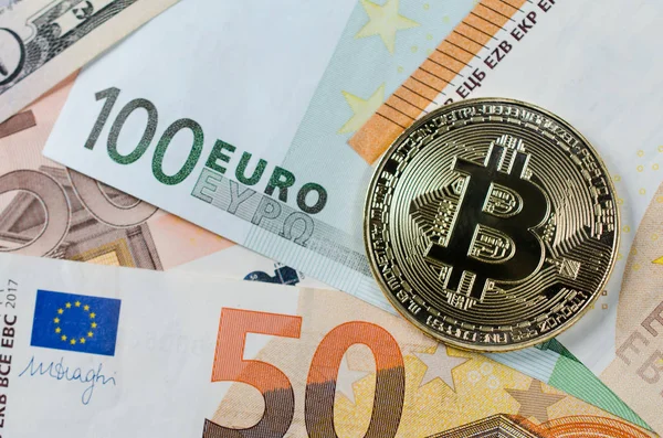 Euro banknot üzerinde altın Bitcoin.
