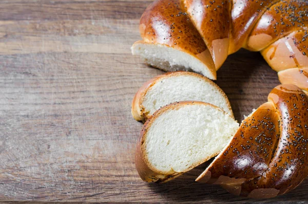 Wicker hembakat bröd. Söta vete skivad bulle. — Stockfoto