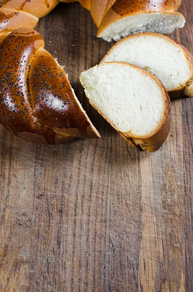 Wicker hembakat bröd. Söta vete skivad bulle. — Stockfoto